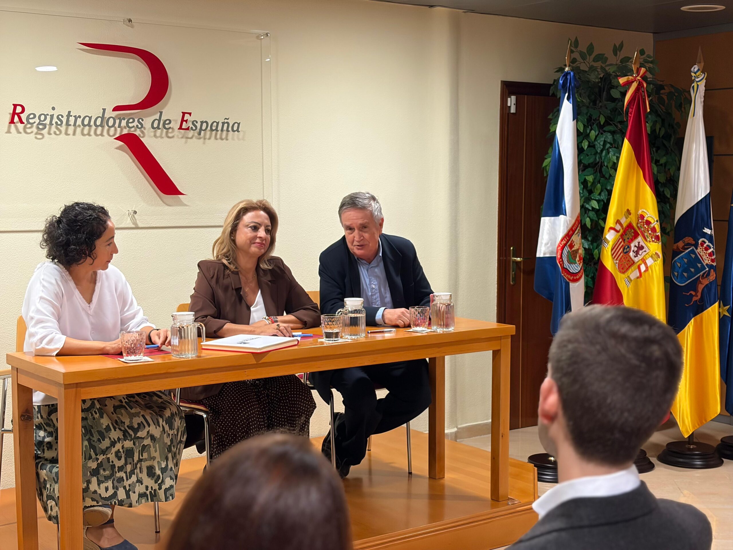 Cristina Valido se reúne con registradores para abordar la crisis de vivienda en Canarias